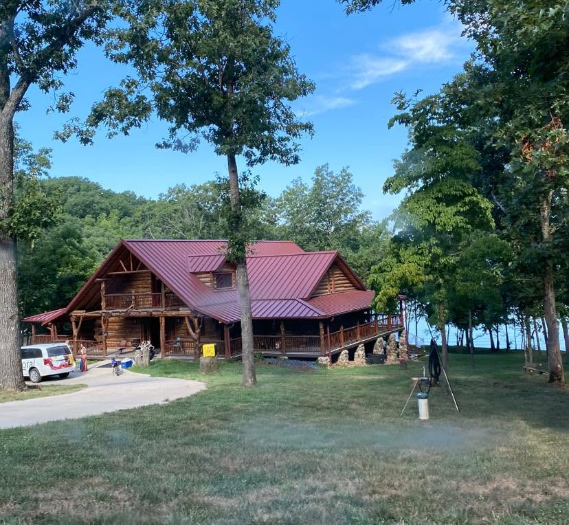 Cedar log lodge beside the lake