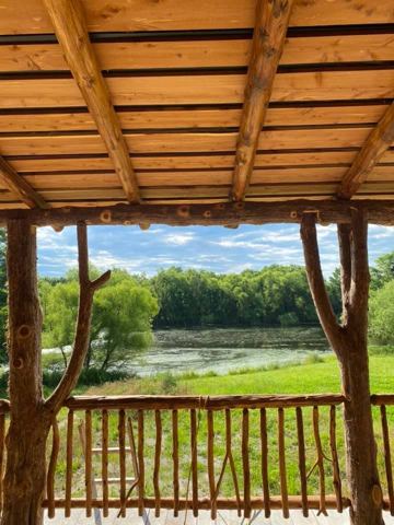 Sticks & Stones hand-notched cedar log cabin work