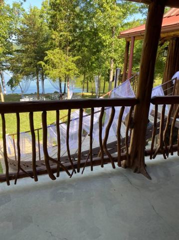 Sticks & Stones hand-notched cedar log cabin work